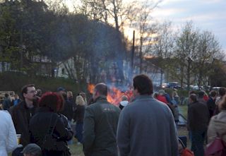 Besucher am Feuer